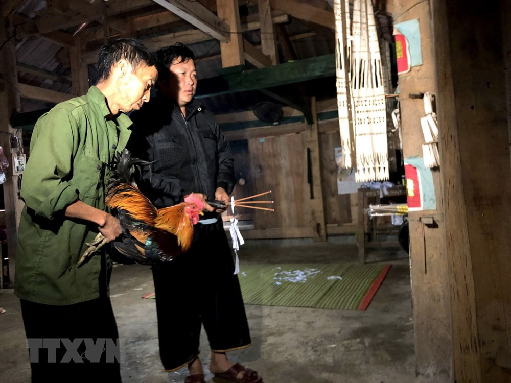 Người Mông ở xã Hồng Ngài, huyện Bắc Yên thực hiện nghi thức cúng tổ tiên.