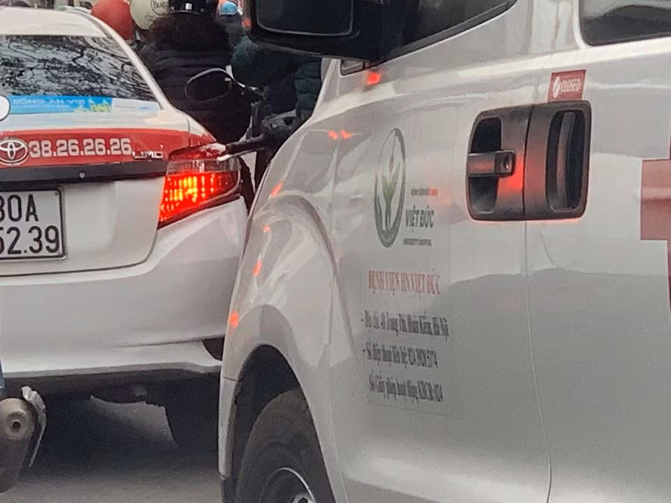 Thuc hu viec Benh vien Viet Duc cho thue xe cuu thuong?-Hinh-2