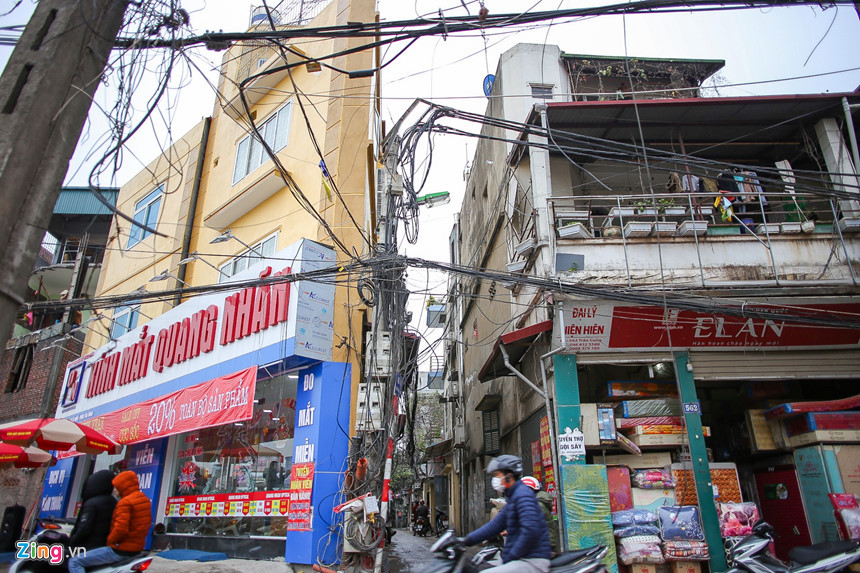 Cửa hàng kính mắt ngay ngã tư Trần Cung - Cổ Nhuế - Phạm Văn Đồng có hình dạng khá giống hình tam giác.