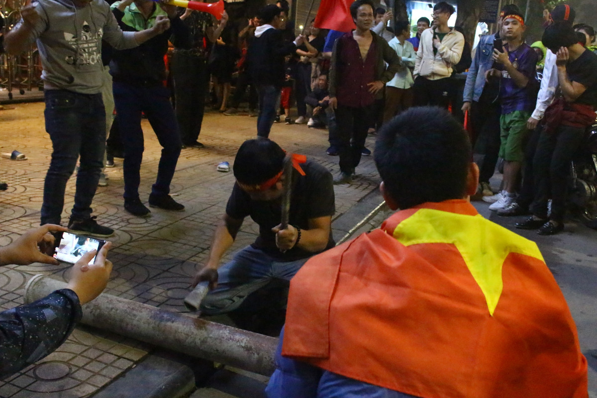 Tất cả những thứ có thể phát ra âm thanh đều được người hâm mộ biến thành nhạc cụ để tấu những bản nhạc mừng chiến thắng.