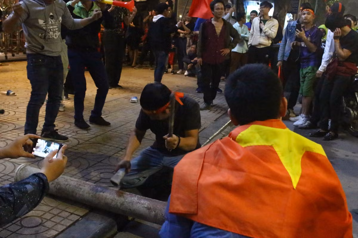 Tất cả những thứ có thể phát ra âm thanh đều được người hâm mộ biến thành nhạc cụ để tấu những bản nhạc mừng chiến thắng.