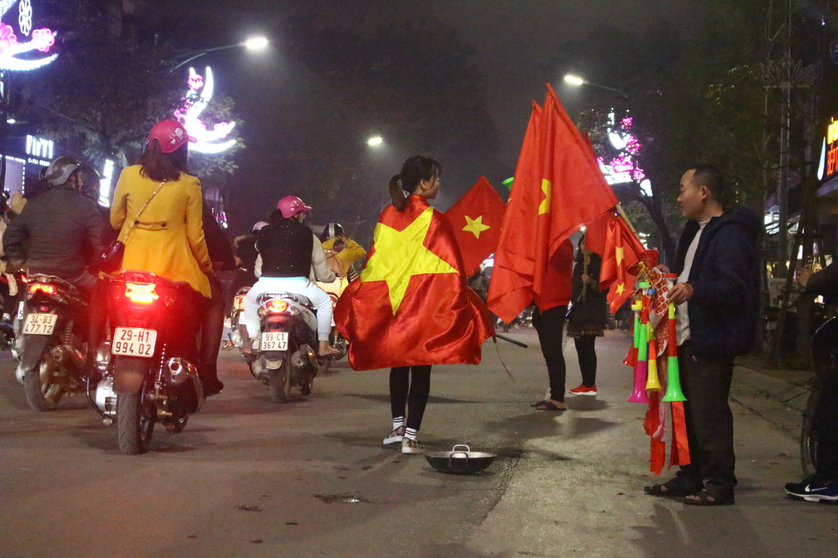 Hò hét thôi chưa đủ, người hâm mộ còn kéo theo cả chảo để tạo thêm tiếng vang hòa chung không khí náo nhiệt mừng chiến thắng.