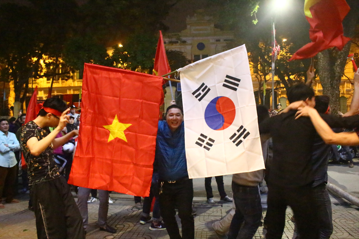 Để tri ân HLV người Hàn Quốc - Park Hang-seo, đâu đó trong biển cờ đỏ sao vàng lấp ló cả cờ của Hàn Quốc.