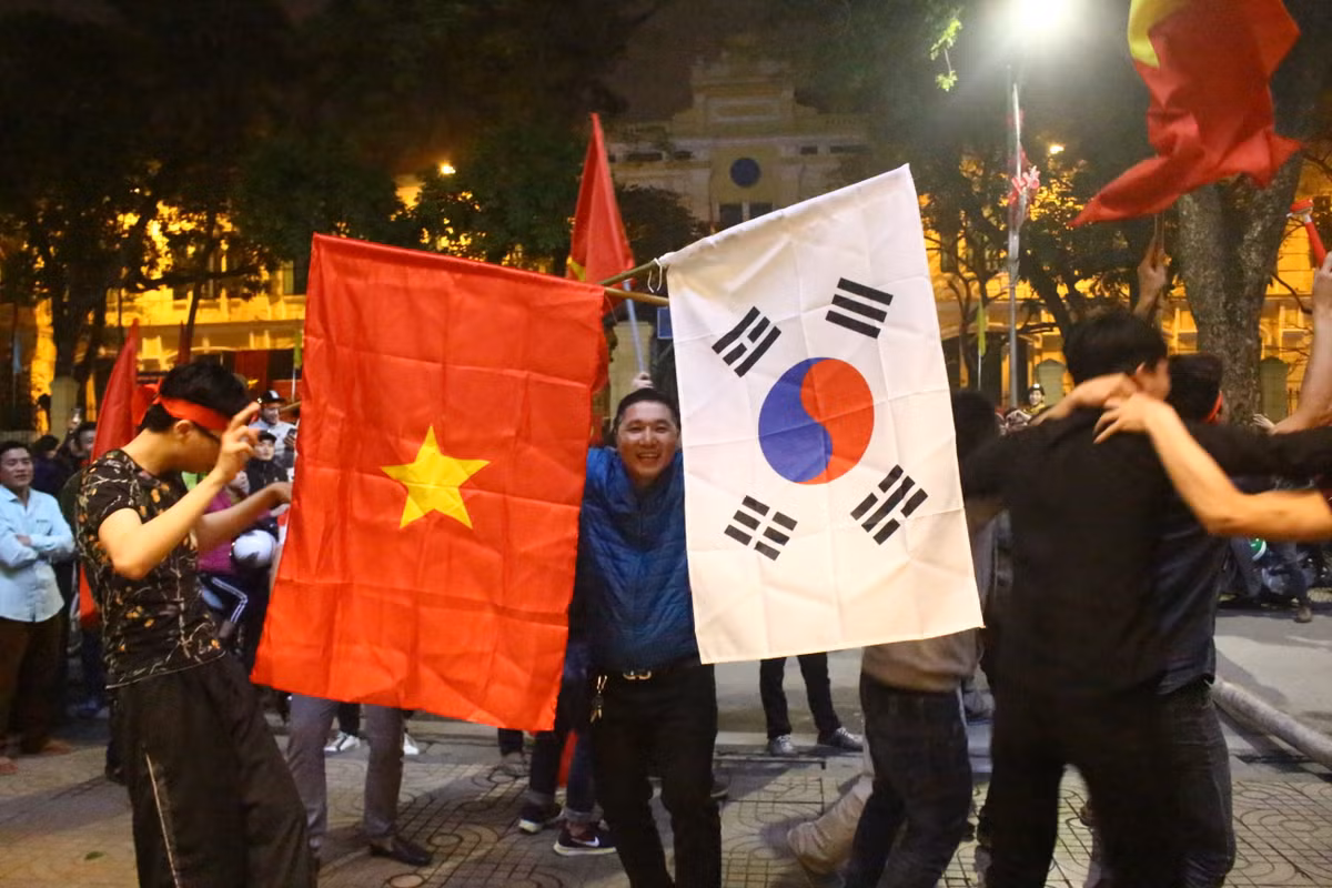 Để tri ân HLV người Hàn Quốc - Park Hang-seo, đâu đó trong biển cờ đỏ sao vàng lấp ló cả cờ của Hàn Quốc.