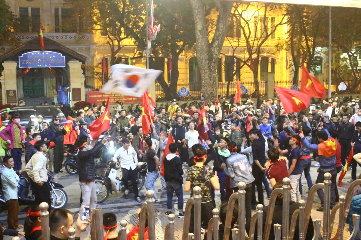 Đến đêm khuya, rất nhiều người vẫn ngất ngây trong "hương vị" chiến thắng và dường như chưa muốn về nhà.