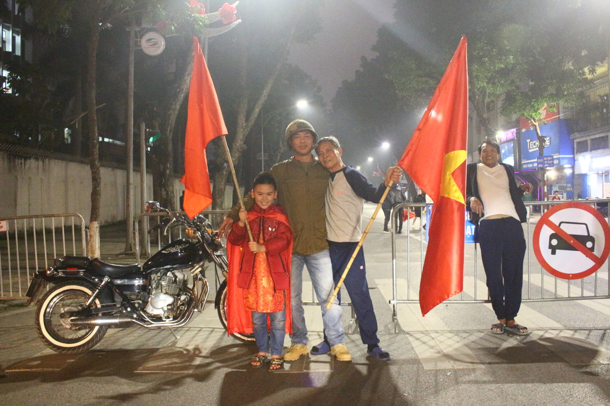 Bóng đá gắn kết những người xa lạ lại với nhau. Dù không quen biết nhưng trong niềm vui chung họ như một gia đình.