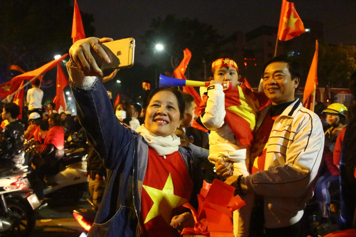 CĐV ghi lại những hình ảnh đáng nhớ.