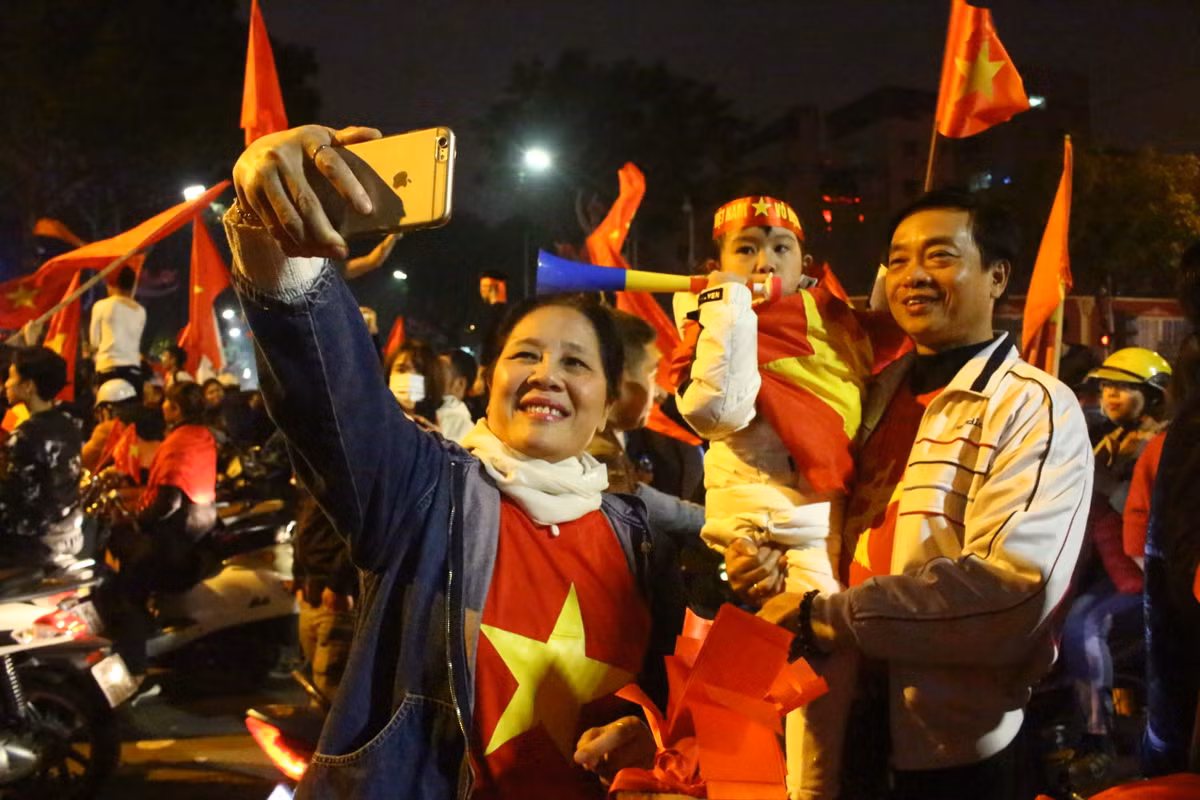 CĐV ghi lại những hình ảnh đáng nhớ.