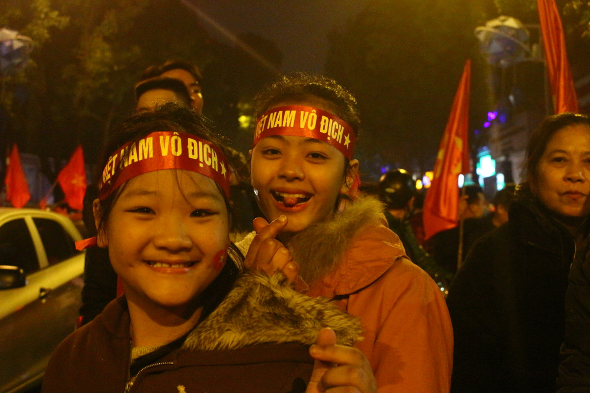 Hai bạn trẻ trên phố Hàng Bài.