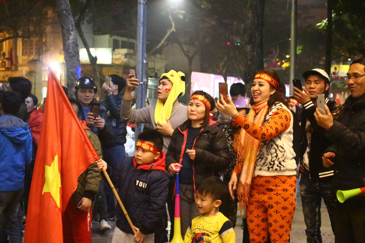 Mọi người rất vui và hào hứng ghi lại những khoảnh khắc ăn mừng hiếm có của CĐV.