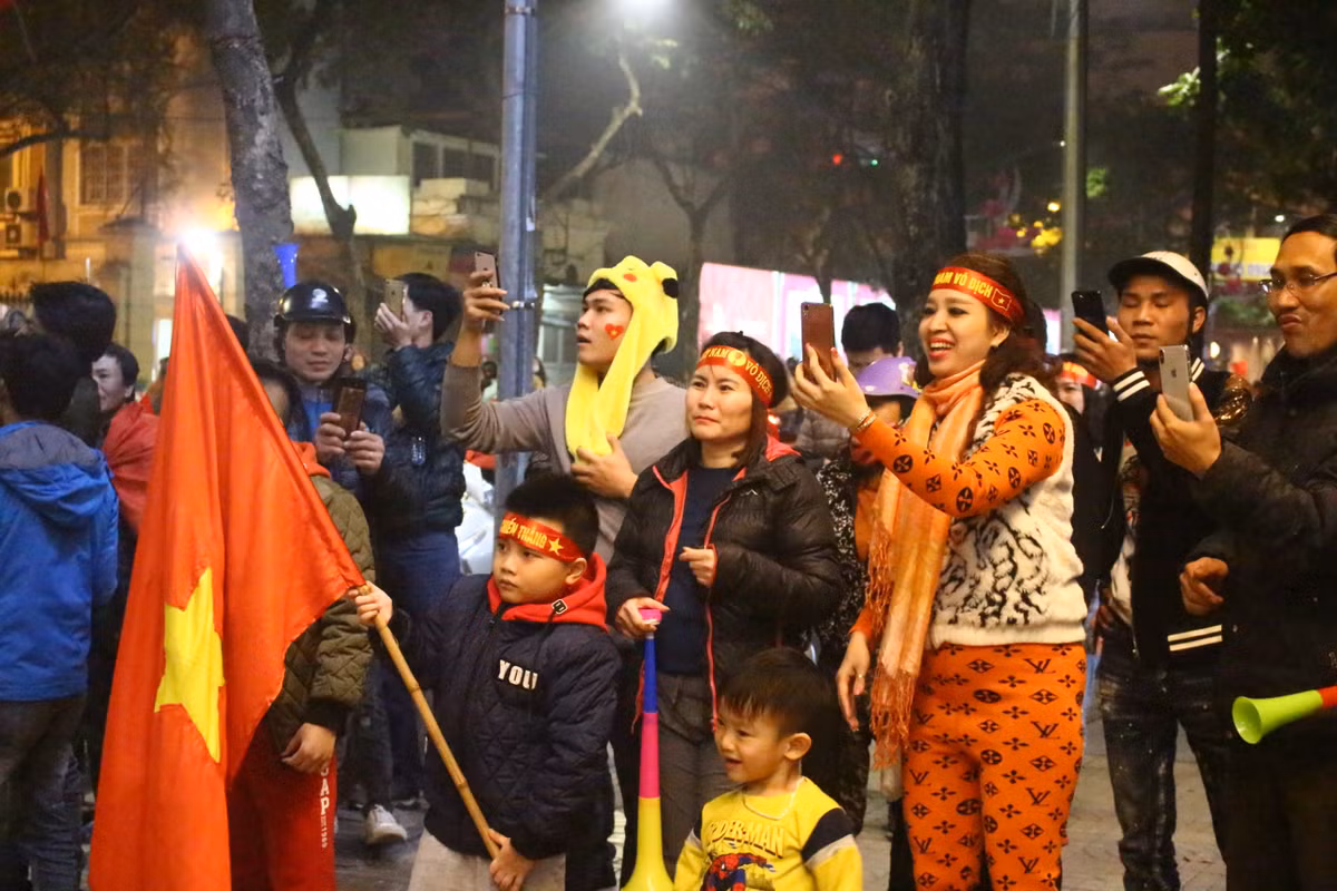 Mọi người rất vui và hào hứng ghi lại những khoảnh khắc ăn mừng hiếm có của CĐV.