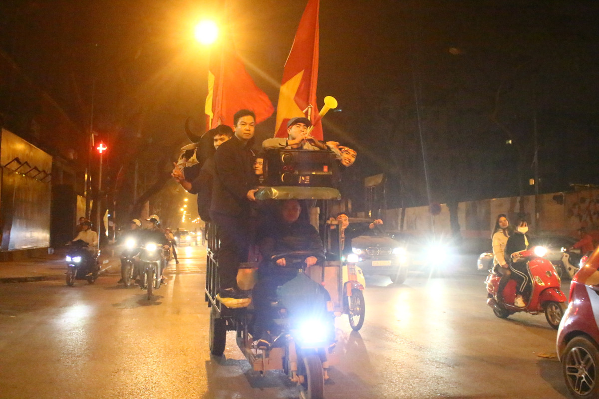 Bất cứ phương tiện nào miễn là chở được thật nhiều người "đi bão".