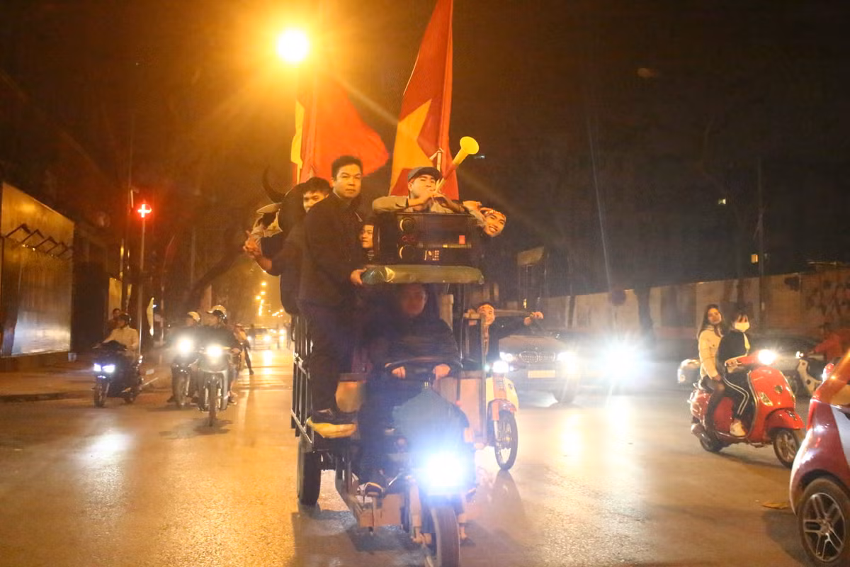 Bất cứ phương tiện nào miễn là chở được thật nhiều người "đi bão".