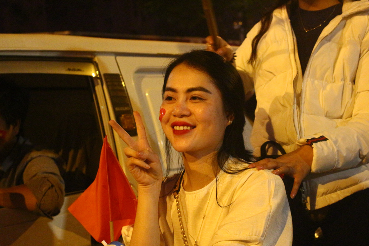 Trong không khí vui tươi vẫn xuất hiện nhiều hình ảnh người dân không đội mũ bảo hiểm.