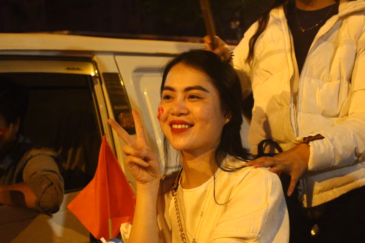 Trong không khí vui tươi vẫn xuất hiện nhiều hình ảnh người dân không đội mũ bảo hiểm.