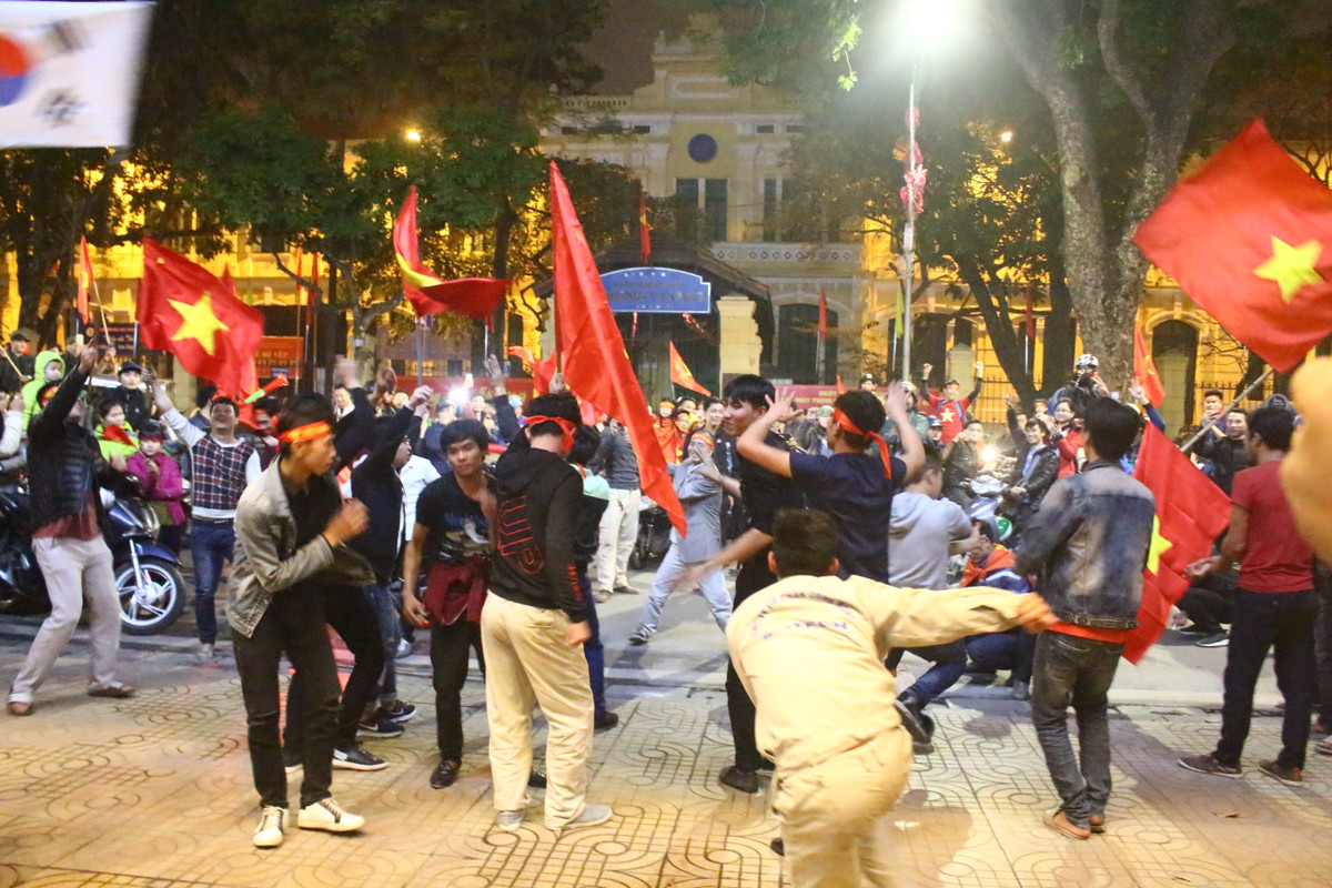 Khắp phố phường, người dân nhảy múa vui mừng.