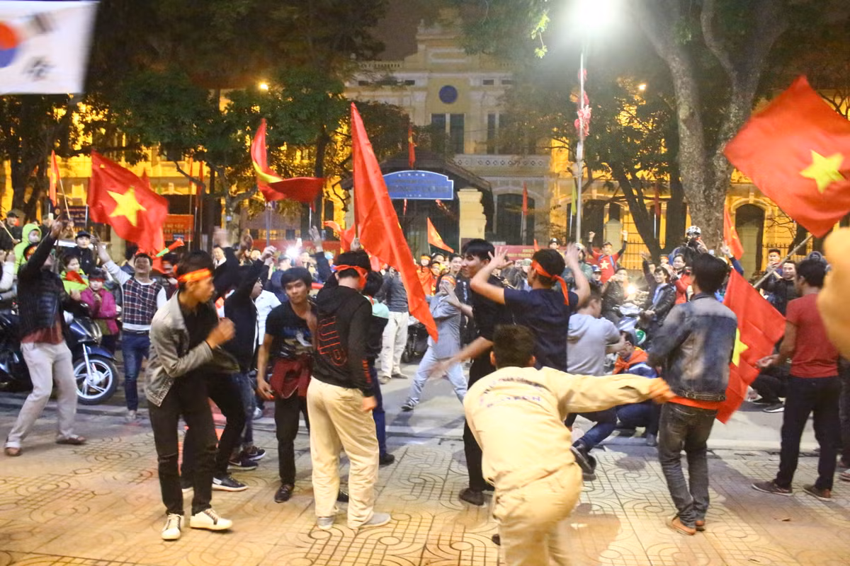 Khắp phố phường, người dân nhảy múa vui mừng.