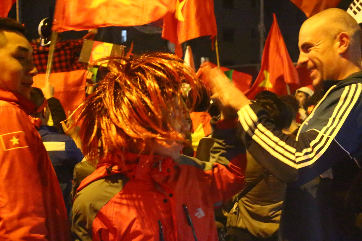 Cái đập tay của CĐV Việt Nam với khách du lịch nước ngoài.