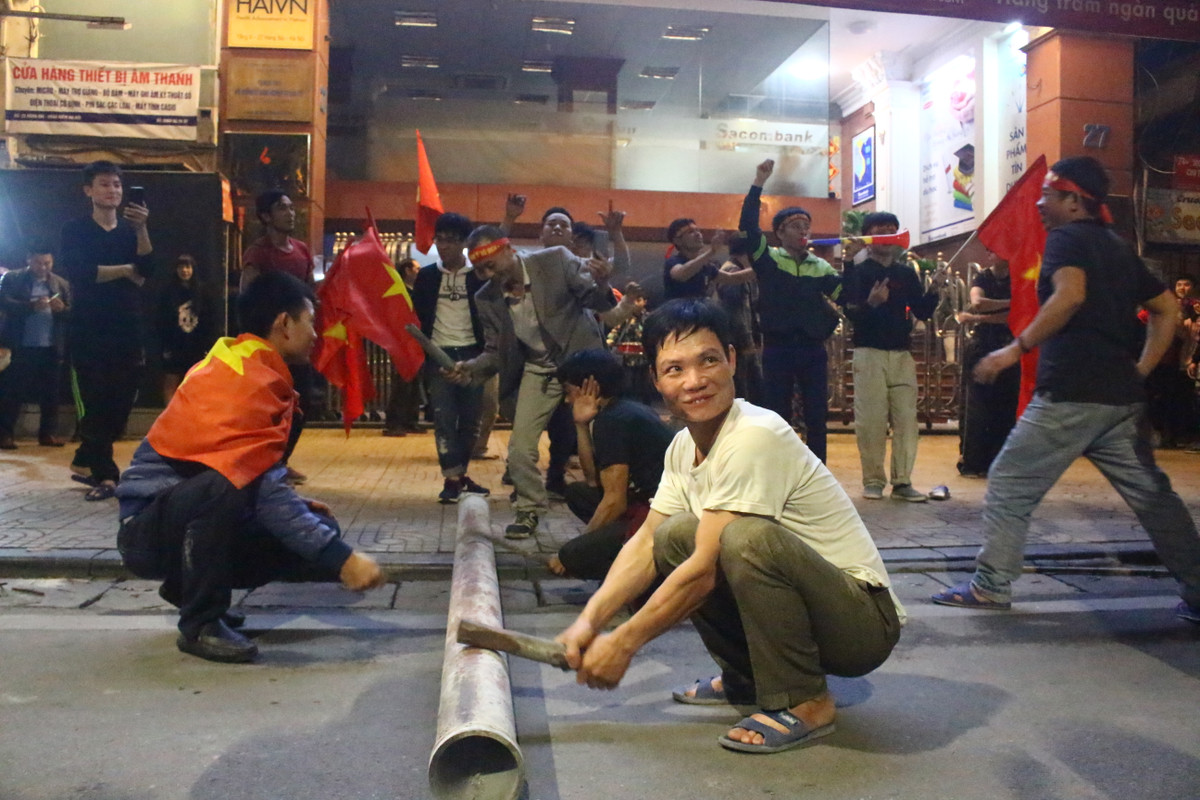 Không cần trống, không cần kèn, đây là cách nhóm công nhân tạo ra sự huyên náo để mừng chiến thắng.