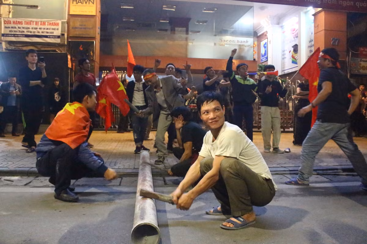 Không cần trống, không cần kèn, đây là cách nhóm công nhân tạo ra sự huyên náo để mừng chiến thắng.