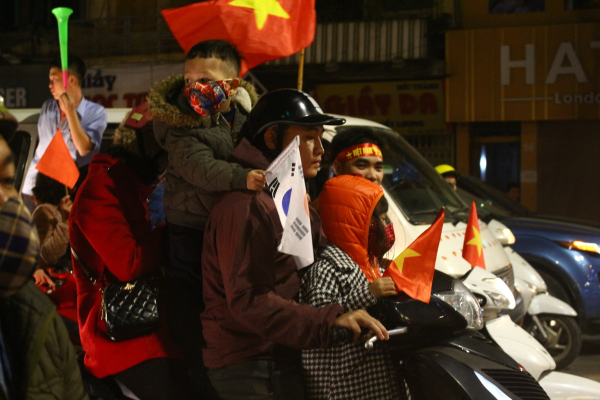 Không chỉ người lớn, trẻ em cũng hào hứng cùng bố mẹ đổ ra đường "đi bão" ăn mừng chiến thắng.