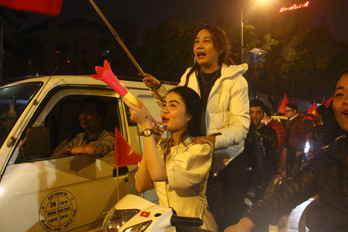 Đường xá bị tắc nghẽn tại Ngã Tư Hàng Bài - Hai Bà Trưng nhưng điều đó chỉ càng làm cho các CĐV cuồng nhiệt hơn trong đêm "đi bão".