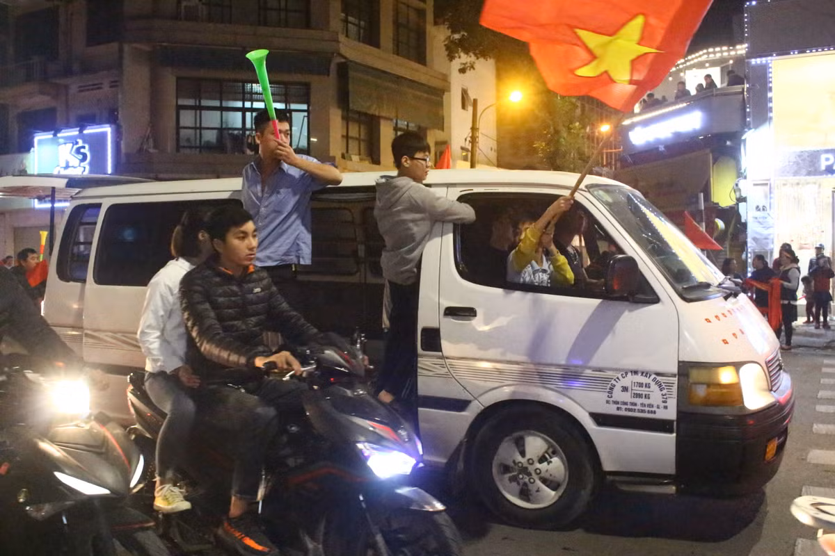 Mọi người đều hân hoan với chiến thắng (Việt Nam 4-2 Jordan penalty và 1-1 trong 120 phút thi đấu) lần thứ 2 Việt Nam góp mặt tại vòng tứ kết Asian Cup.