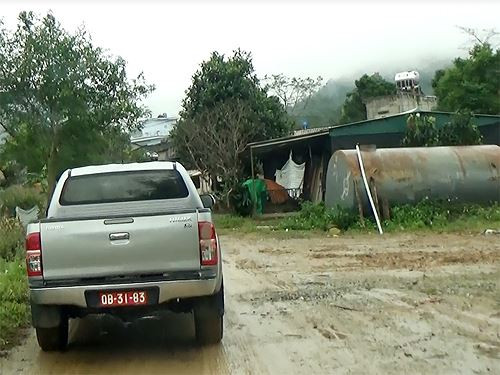 Cách suối con Rắn khoảng 300m là một kho tập kết của một đầu nậu tên Trần A L., thôn Phặc Chè, xã Hoành Mô, huyện Bình Liêu