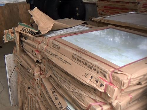 Bên trong nhà kho là cả tấn gạch men Trung Quốc chờ tuồn vào nội địa tiêu thụ