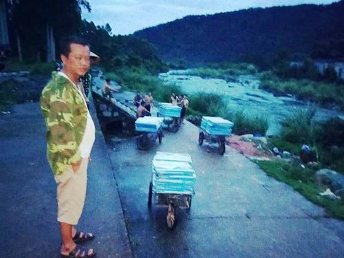 Hoạt động vận chuyển hàng hóa lậu này luôn được giám sát bởi một số người được giới cửu vạn cho là của Đồn Biên phòng Cửa khẩu Hoành Mô