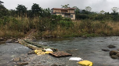 Tại đây, vẫn còn nguyên hai chiếc cầu ghép bằng nhiều thân tre bắc qua suối mà trước đó cánh cửu vạn bốc vác hàng qua