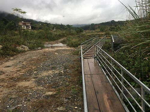 Mấy chiếc cầu sắt được vứt bên vệ đường. Tuy nhiên, lãnh đạo Đồn Biên phòng Cửa khẩu Hoành Mô cho rằng, những chiếc cầu này là của một đơn vị thi công kè gần đấy. Song khi hỏi, cầu này để làm gì thì...họ không biết.