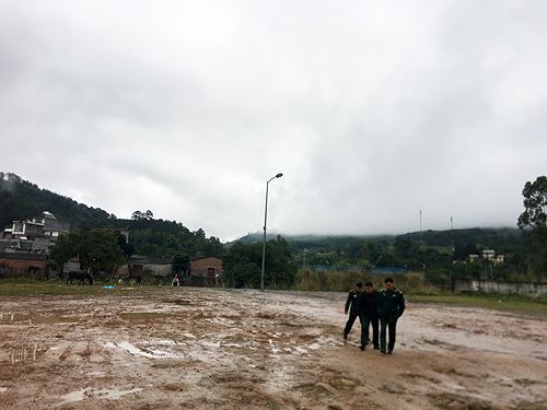 Chúng tôi tiếp tục đề nghị lãnh đạo Đồn Biên phòng Cửa khẩu Hoành Mô lên kiểm tra tại lối mòn đối diện chợ Đồng Văn.