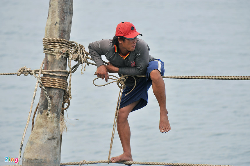 "Tôi cũng từng ngã xuống biển khá nhiều lần khi đó, nhưng đều tự trèo lên được, hoặc mấy anh em bạn chòi khác quăng dây thừng cho bám vào. Vì mưu sinh, buộc tôi phải vững tâm lý và học cách đi cho thành thạo. Mới đó mà đã 21 năm trời, nhanh thật", người đàn ông dạn dày sóng nước trầm ngâm.