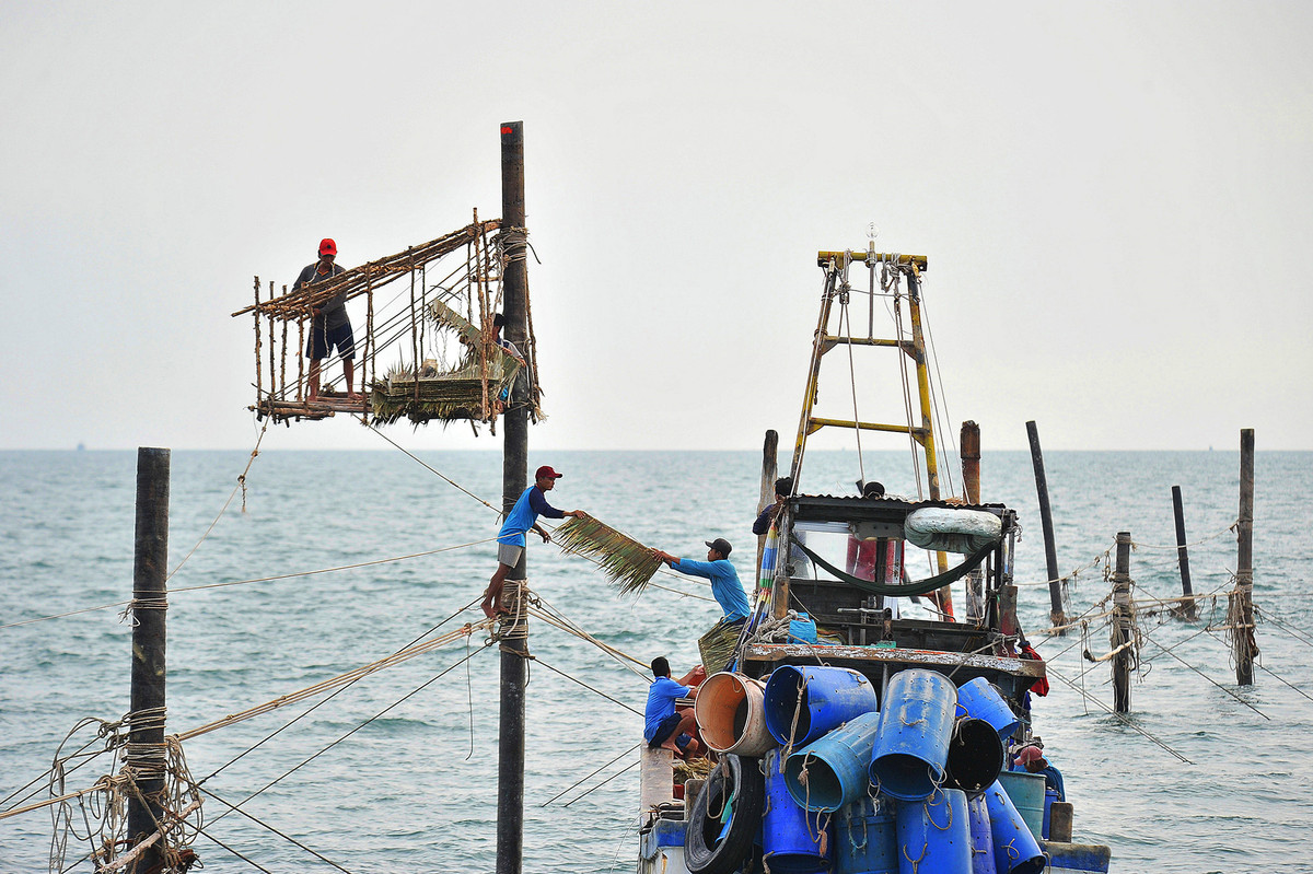 Những người đóng đáy hàng khơi cũng chả kém cạnh. Họ di chuyển như làm xiếc trên những sợi dây lênh đênh giữa biển. Các động tác đảo qua, dốc lại thoăn thoắt đầy lành nghề...