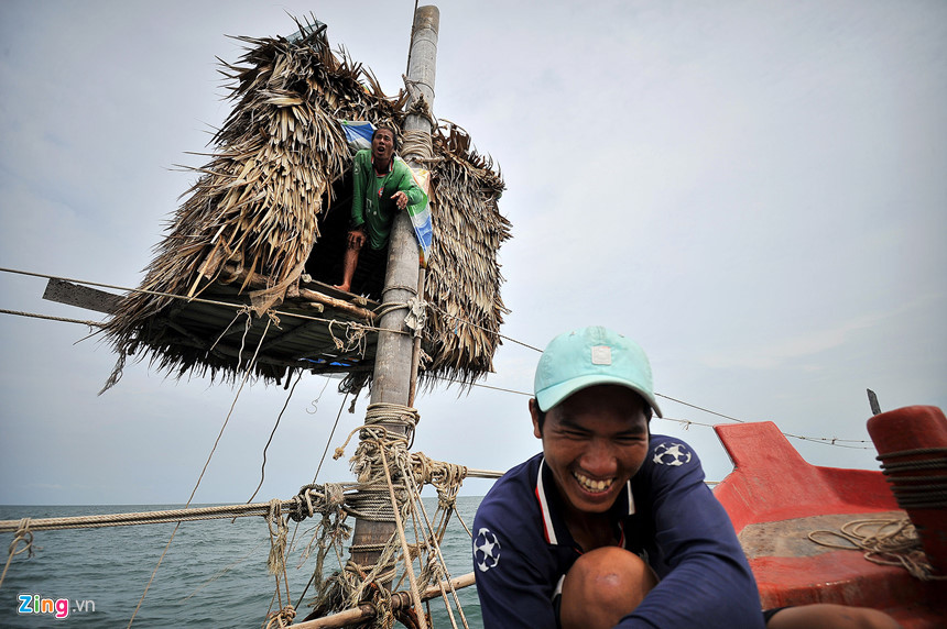 Căn chòi của 3 anh ở có diện tích sàn khoảng 9 m2. Chòi lợp lá dừa nước, xung quanh được che kín cũng bằng loại lá này. Phía ngoài lớp lá, các anh dùng những tấm nhựa để che chắn, vừa giúp cố định lá, vừa làm cho bên trong căn chòi chật hẹp trở nên mát mẻ hơn.