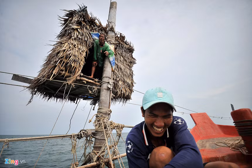 Căn chòi của 3 anh ở có diện tích sàn khoảng 9 m2. Chòi lợp lá dừa nước, xung quanh được che kín cũng bằng loại lá này. Phía ngoài lớp lá, các anh dùng những tấm nhựa để che chắn, vừa giúp cố định lá, vừa làm cho bên trong căn chòi chật hẹp trở nên mát mẻ hơn.
