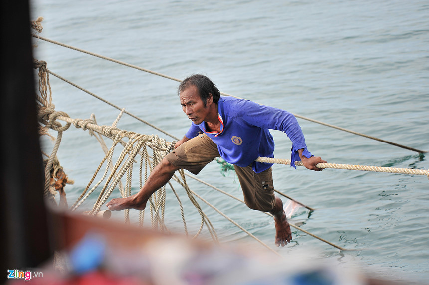 Cũng theo anh Hùng, để di chuyển được trên dây thừng thành thạo, vấn đề cần nhất là người đó phải vững tâm lý, có thời gian luyện tập di chuyển, có sức khỏe.