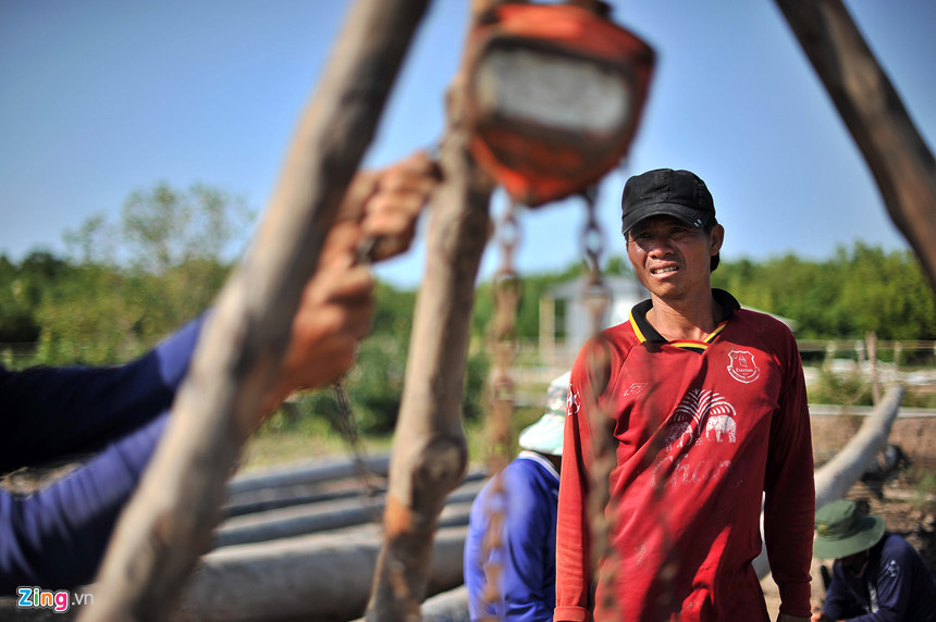 Người làm đáy hàng khơi (chòi trên biển) ở Cà Mau thường chọn vị trí đóng đáy trên vùng biển cách đất liền khoảng 30 km, mực nước biển sâu khoảng 20 m.