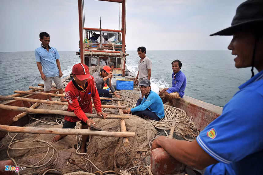 Cột đáy cắm xong, anh Nguyễn Văn Hùng, ngụ Thị trấn Cái Đôi Vài, và một số ngư dân khác cất dựng lại chòi canh đáy hàng khơi. Căn chòi này được cất dạng “treo” trên cột đáy, diện tích chỉ khoảng 9 m2. Anh Hùng nhanh nhẹn đóng sàn, làm trụ vách, chằng buộc chòi vào cột đáy cho chắc chắn. Xong việc, anh lại cùng mấy người khác lợp lá chòi. Đây cũng là công đoạn cuối cùng để hoàn thành chòi canh đáy.