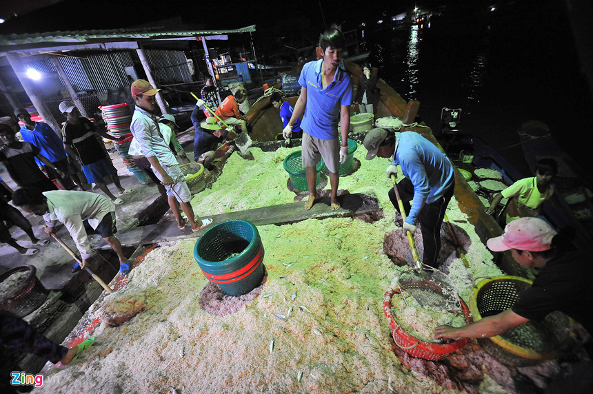 Thời gian nghỉ ngơi rất ít, công việc cứ liên tục, họ tất bật ăn cơm ngay trên ghe, bữa ăn đạm bạc và chóng vánh.