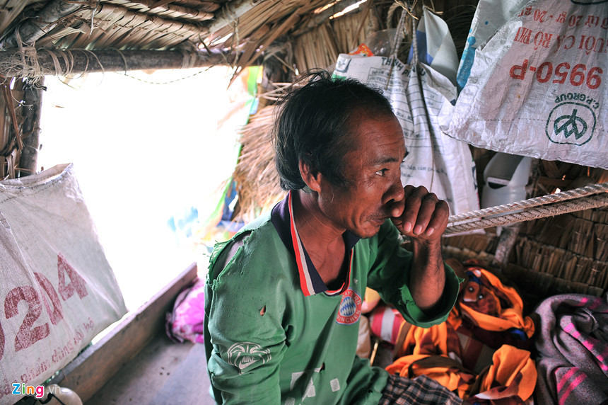 Trong căn nhà nhỏ này, có bếp gas nấu ăn, chăn mền, vài ba túi đồ nhỏ được buộc dây và treo vào những góc cao trên mái chòi để tiết kiệm diện tích.