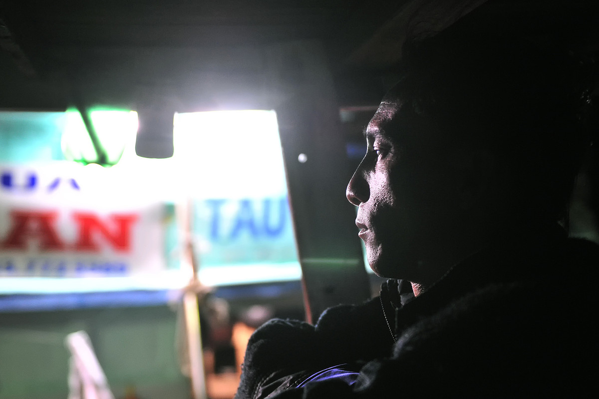 Thời điểm bạn chòi kéo đáy cũng là lúc những người khác tất bật với việc đổ đáy, thu gom hải sản lên ghe.