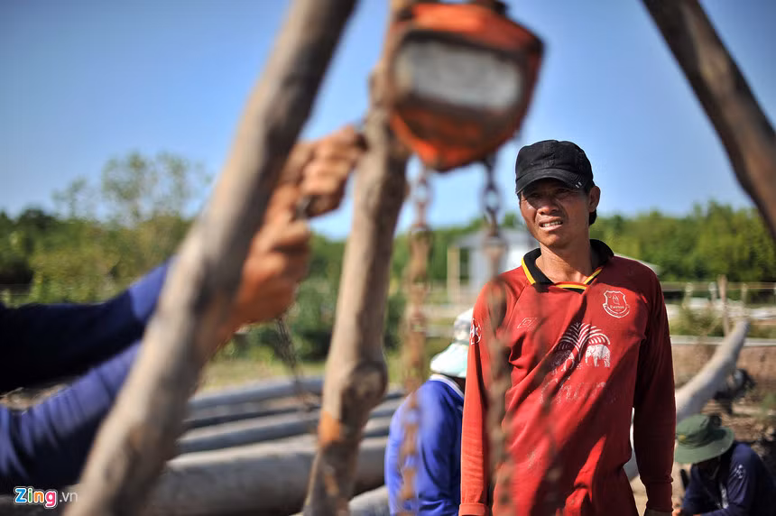 Người làm đáy hàng khơi (chòi trên biển) ở Cà Mau thường chọn vị trí đóng đáy trên vùng biển cách đất liền khoảng 30 km, mực nước biển sâu khoảng 20 m.