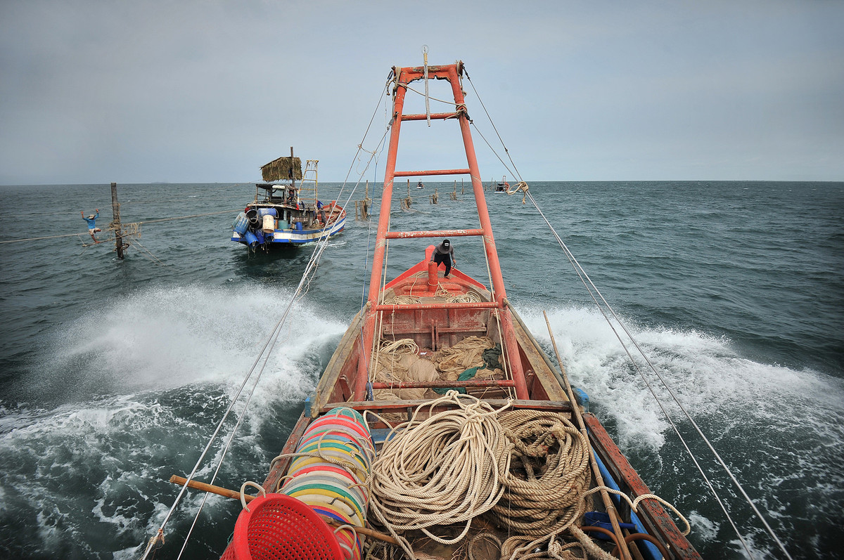 Anh Vĩnh, anh Hùng, anh Kiệt là 3 bạn chòi được chủ đáy hàng khơi bố trí ở cùng nhau trên một chòi canh đáy ngoài biển khơi.