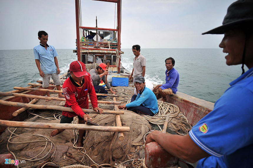 Cột đáy cắm xong, anh Nguyễn Văn Hùng, ngụ Thị trấn Cái Đôi Vài, và một số ngư dân khác cất dựng lại chòi canh đáy hàng khơi. Căn chòi này được cất dạng “treo” trên cột đáy, diện tích chỉ khoảng 9 m2. Anh Hùng nhanh nhẹn đóng sàn, làm trụ vách, chằng buộc chòi vào cột đáy cho chắc chắn. Xong việc, anh lại cùng mấy người khác lợp lá chòi. Đây cũng là công đoạn cuối cùng để hoàn thành chòi canh đáy.