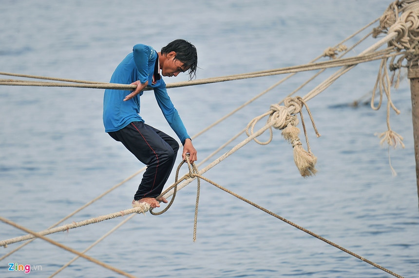 “Mắt luôn nhìn về hướng phía trước dây, nhưng vẫn phải cảm nhận chính xác vị trí để khỏi trượt chân. Tay cần nắm chính xác dây để giữ thăng bằng, rồi dùng chân di chuyển”, anh nói.