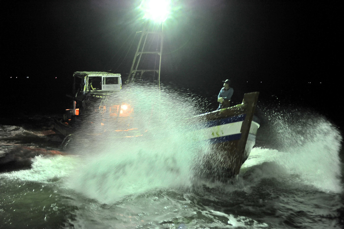 Người bạn ghe kiểu như Trần Văn Nhận cũng làm việc hết công suất. Anh vất vả vượt biển sóng từ đất liền ra khơi, sau hơn 2 giờ đồng hồ tới điểm đóng đáy hàng khơi.