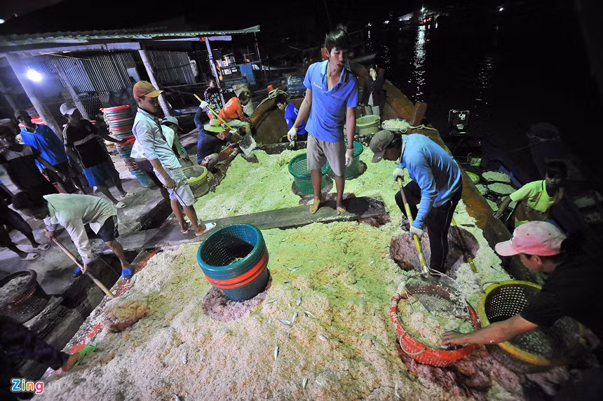 Thời gian nghỉ ngơi rất ít, công việc cứ liên tục, họ tất bật ăn cơm ngay trên ghe, bữa ăn đạm bạc và chóng vánh.