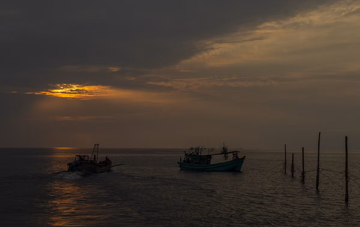 Câu chuyện thật thà của anh Kiệt trở thành trò vui cho anh Vĩnh và anh Hùng châm chọc. Đôi lúc, anh Kiệt lấy điện thoại (có sẵn pin dự phòng, vì trên chòi không có điện) gọi cho người thân. Anh Hùng và anh Vĩnh nằm gần bên lại đùa rằng anh Kiệt đang nói chuyện với “bồ nhí”. Các anh trêu nhau không hồi kết.